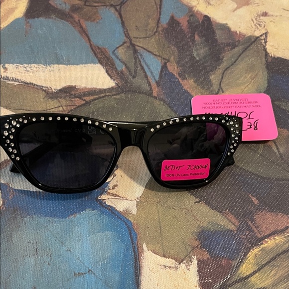 Betsey Johnson Accessories - Sunglasses